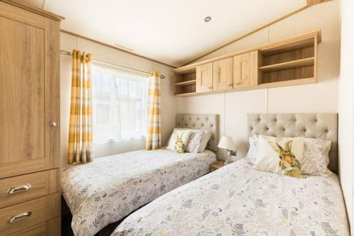 Кровать или кровати в номере Thumper Lodge - Luxury lodge with Hot Tub