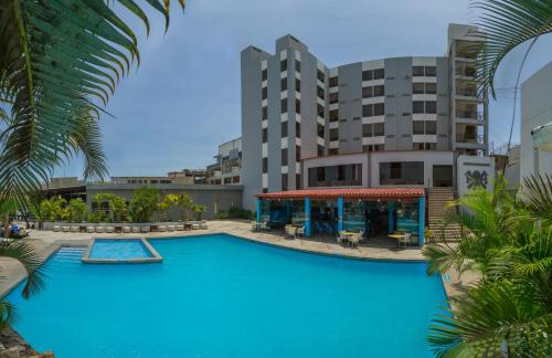 a large blue swimming pool in front of a building at WinMeier Hotel y Casino in Chiclayo