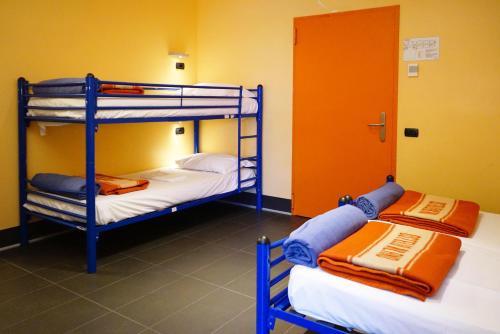 Bunk bed o mga bunk bed sa kuwarto sa Hi! Ostello Milano