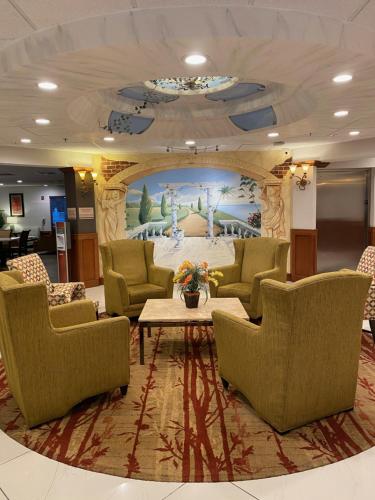 Area soggiorno di Hawthorn Extended Stay by Wyndham Kingsland
