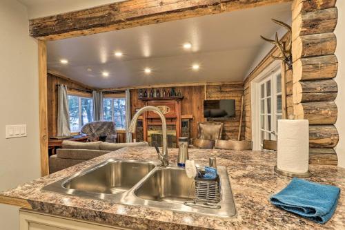 cocina con fregadero y sala de estar. en Rustic Anchorage Hideaway Walk to Coastal Trail! en Anchorage