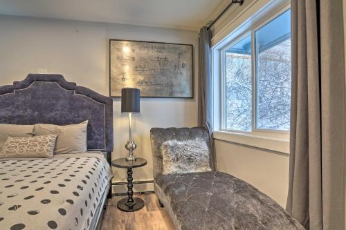 Ένα ή περισσότερα κρεβάτια σε δωμάτιο στο Modern Anchorage Getaway, Steps from Coastal Trail