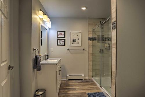 Bathroom sa Modern Anchorage Getaway, Steps from Coastal Trail