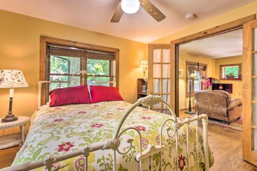 Galeriebild der Unterkunft Rustic-Yet-Cozy Cabin with Patio, 12 Mi to Asheville in Arden