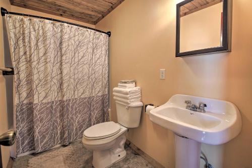 Gallery image of Pet-Friendly Cottage with Fire Pit - 3 Mi to SIU! in Carbondale