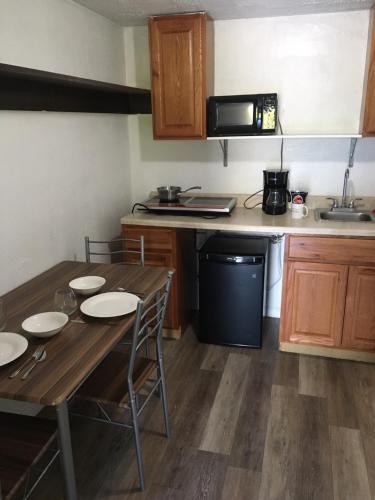 Una cocina o cocineta en ANS INN & SUITES