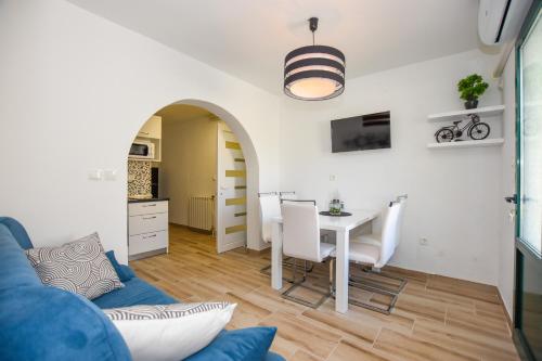 a kitchen and dining room with a table and chairs at Apartmani Plazibat in Mandre