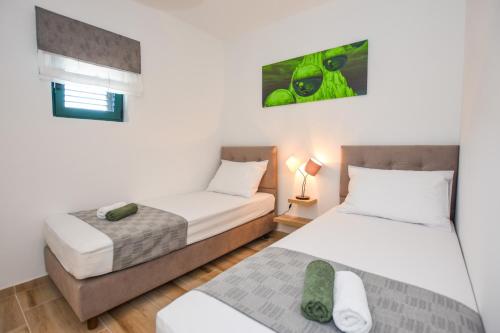 two beds in a small room with two beds sidx sidx sidx at Apartmani Plazibat in Mandre