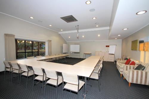 una sala de conferencias con una mesa larga y sillas en Bentleys Motor Inn en Palmerston North