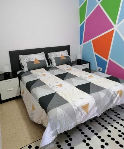 una camera con due letti e una parete colorata di Casa Arte a San José de Caideros