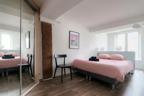 מיטה או מיטות בחדר ב-Le Trianon, confort et calme en hypercentre