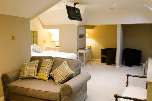 a living room with a couch and a bed at Prince of Wales - Townhouse in London