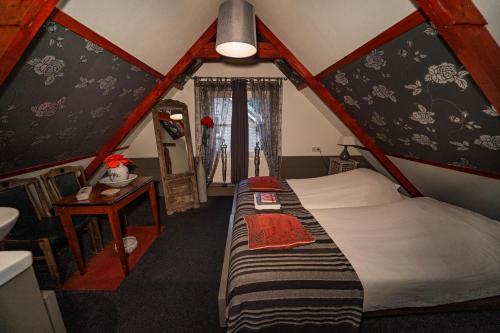 um pequeno quarto com uma cama numa tenda em Veldzicht em Winkel