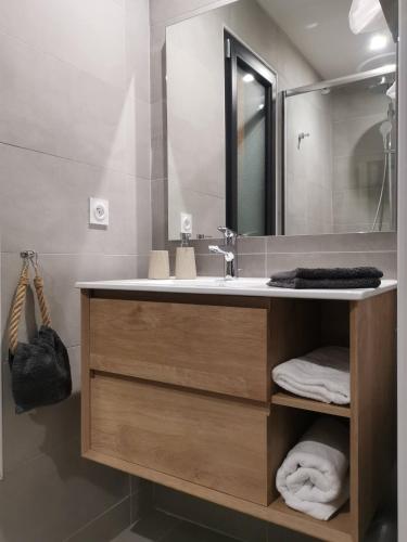 une salle de bain avec un lavabo et un miroir dans l'établissement Suite l'inattendu avec Spa privatif et espace bien-être., à Moussan