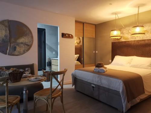 Ett rum på Suite l'inattendu avec Spa privatif et espace bien-être.
