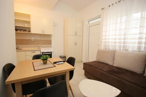a small apartment with a table and a couch at Relax Apartmani in Sutomore
