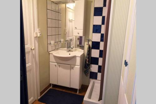 La petite salle de bains est pourvue d'un lavabo et d'un miroir. dans l'établissement Chez DIEGO Maison indépendante au coeur de La Rochelle, à La Rochelle
