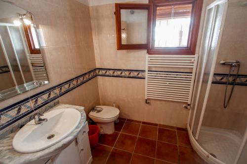 La salle de bains est pourvue d'un lavabo, de toilettes et d'une douche. dans l'établissement Finca Pere - panoramic hillside holiday house in Benissa, à Teulada