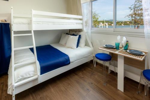 a bedroom with a bunk bed and a table with a desk at Little Bali - COSY-VUE MER - PLAGE - HOST PROVENCE in La Seyne-sur-Mer