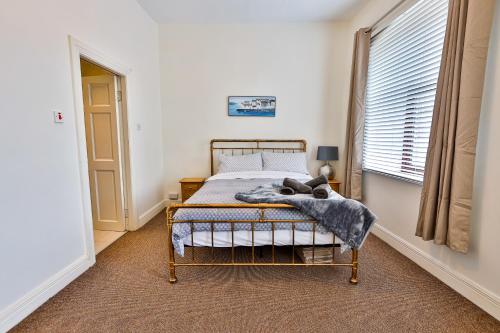 Un dormitorio con una cama con una manta. en Union Place en Sligo