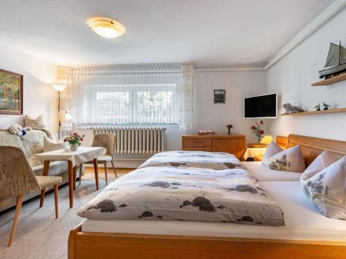 キュールングスボルンにあるLovely Apartment in K hlungsborn near the Seaのベッドルーム1室(ベッド1台付)、リビングルームが備わります。
