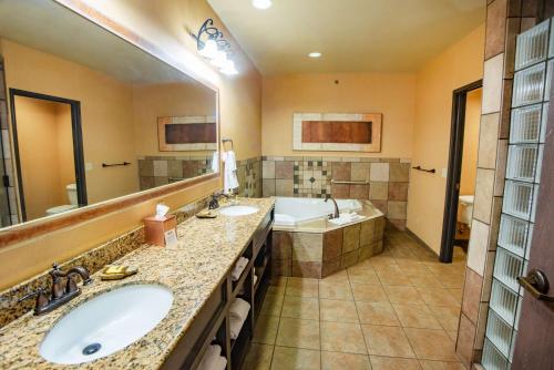 A bathroom at Best Western PLUS Cimarron Hotel & Suites