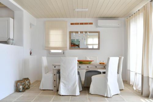 Η κουζίνα ή μικρή κουζίνα στο Luxury Paros Villa Villa Calypso Beautiful Serene Sleeps up to 11 Glisidia