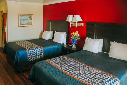 Rodeway Inn & Suites Lake Havasu City tesisinde bir odada yatak veya yataklar