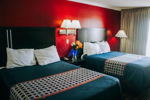 Postel nebo postele na pokoji v ubytování Rodeway Inn & Suites Lake Havasu City