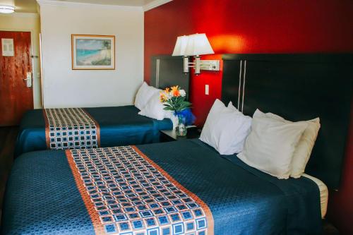 Postel nebo postele na pokoji v ubytování Rodeway Inn & Suites Lake Havasu City
