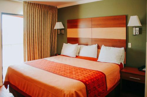 Postel nebo postele na pokoji v ubytování Rodeway Inn & Suites Lake Havasu City