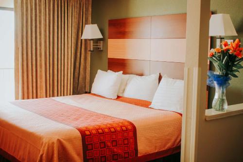 Postel nebo postele na pokoji v ubytování Rodeway Inn & Suites Lake Havasu City