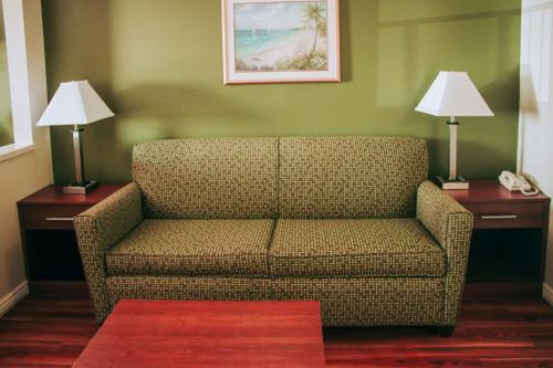 Posezení v ubytování Rodeway Inn & Suites Lake Havasu City
