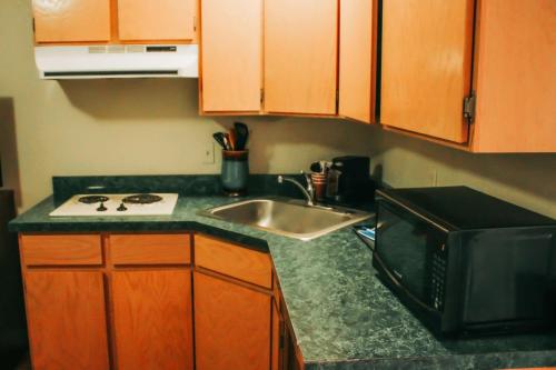 Kuchyň nebo kuchyňský kout v ubytování Rodeway Inn & Suites Lake Havasu City