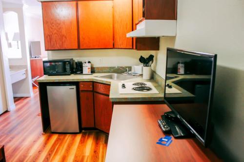 Kuchyň nebo kuchyňský kout v ubytování Rodeway Inn & Suites Lake Havasu City
