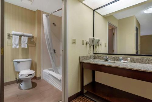 uma casa de banho com um WC, um lavatório e um chuveiro em Comfort Inn & Suites Warsaw near US-30 em Warsaw