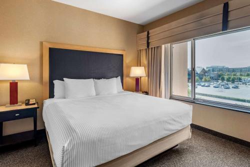 Un pat sau paturi într-o cameră la Cambria Hotel Columbus - Polaris
