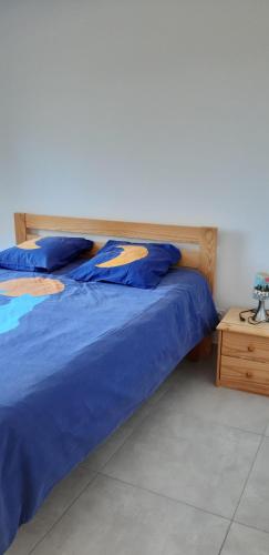 - une chambre avec 2 lits et une table de nuit dans l'établissement Holiday home with private pool, à Saint-Jean-de-Monts