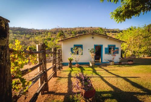 ein Haus mit einem Zaun davor in der Unterkunft Sítio Lavras do Abade in Pirenópolis