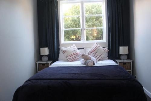 a bedroom with a large bed with a window at Le Refuge in Lake Tekapo