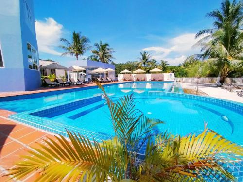 The swimming pool at or close to Scarlet Sails Resort