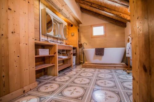 een badkamer met een bad en een wastafel bij Beautiful, atypical loft in the Aravis in Les Clefs
