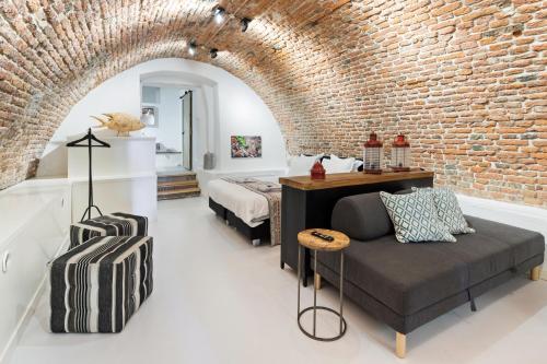 a bedroom with a bed and a brick wall at De Verrassing aan de Werf in Utrecht