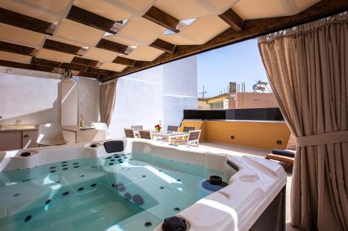 a hot tub in the middle of a room at Carya Residence in Karotí