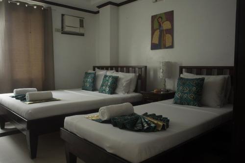 A bed or beds in a room at Isla Gecko Resort