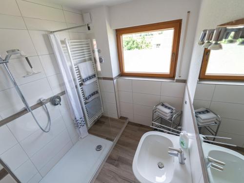 La salle de bains est pourvue d'un lavabo, de toilettes et d'une douche. dans l'établissement Ferienhof Biegger, à Tettnang