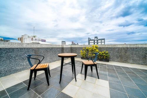 two chairs and a table on a balcony at 真愛民宿-寵物友善-近東大門夜市-含車位 in Hualien City