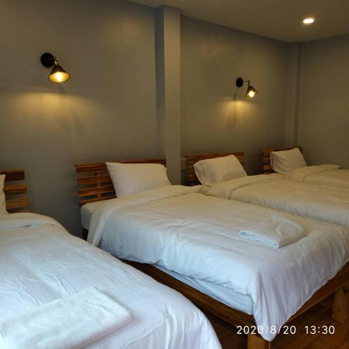 Postel nebo postele na pokoji v ubytování เรือนวรา - Wara Guesthouse