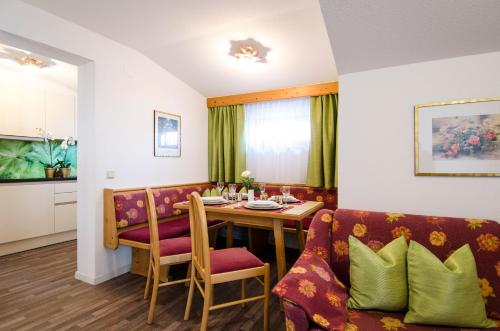 Ein Sitzbereich in der Unterkunft Hotel Garni Pra Posta