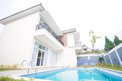 uma imagem de uma casa com piscina em Marseillia Hills em Puncak